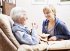 Na jakich umowach są zatrudniane opiekunki osób starszych?